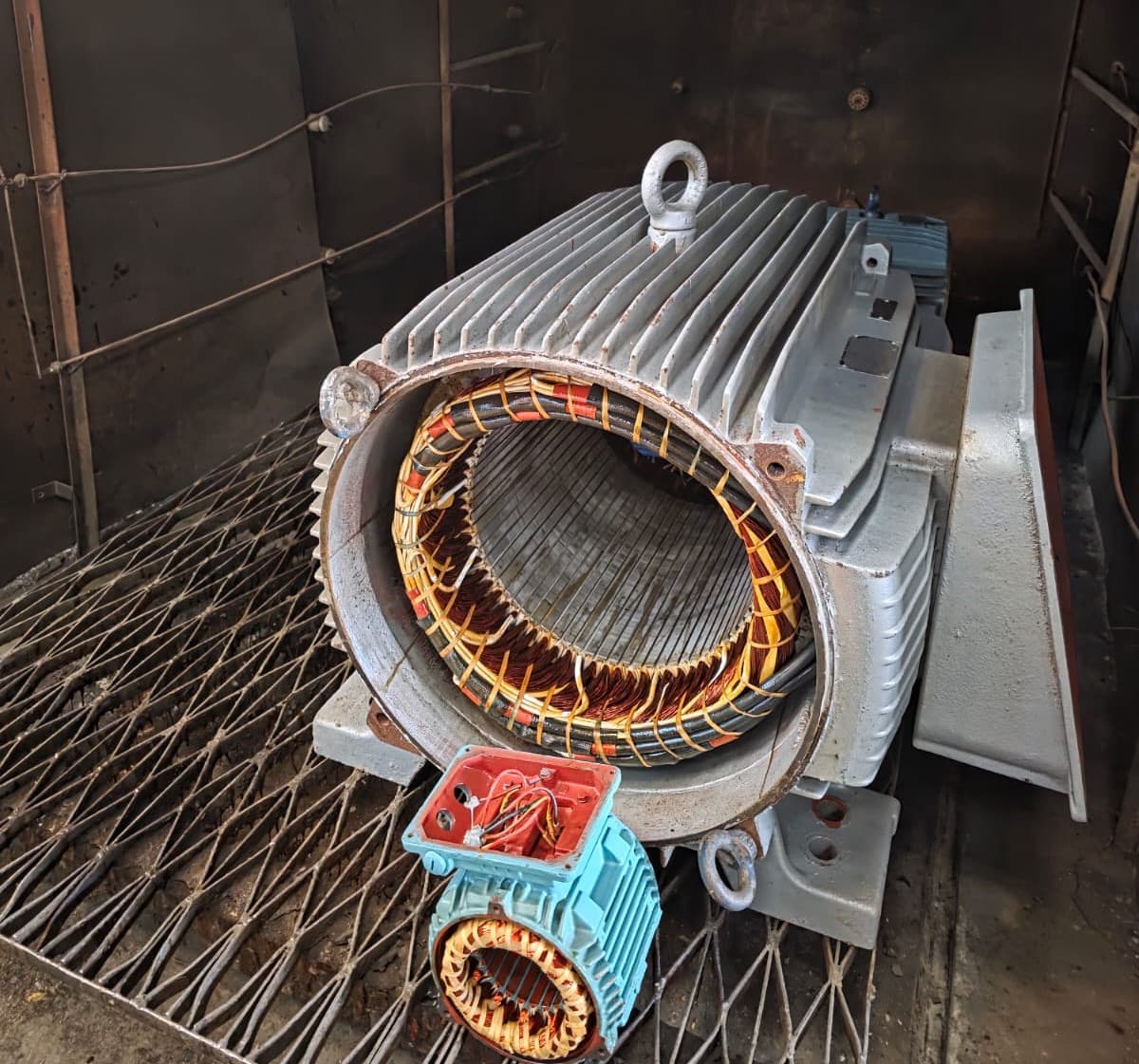 Proceso de rebobinado de motor eléctrico AC