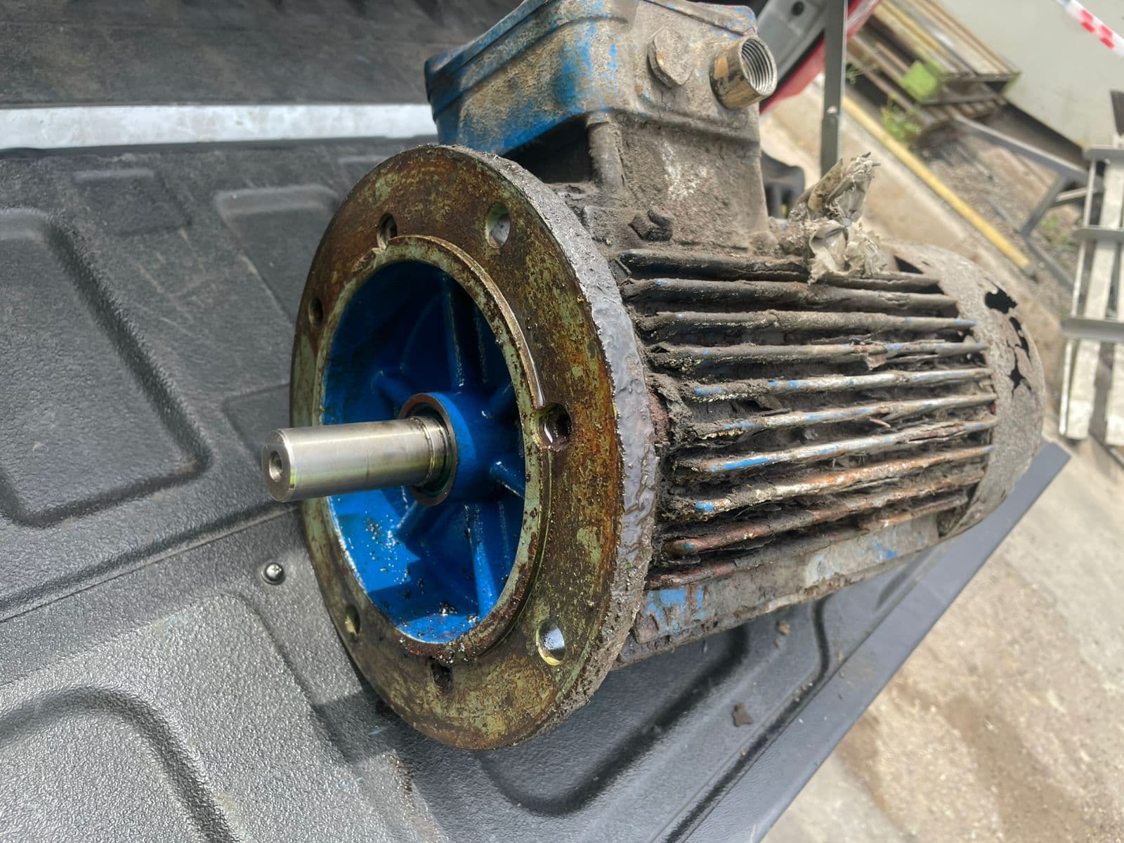 Estado inicial del motor con corrosión y suciedad