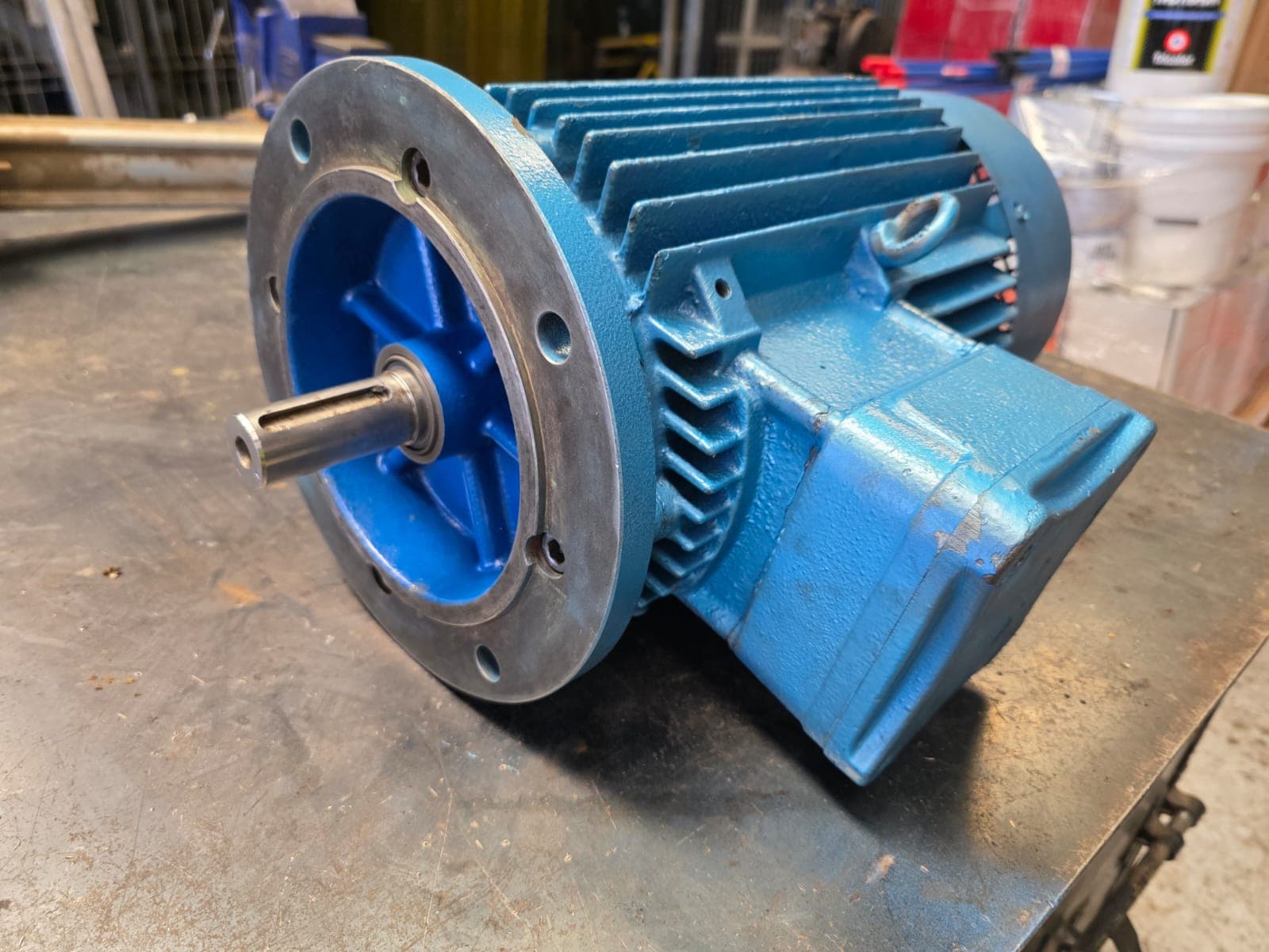 Motor restaurado y pintado