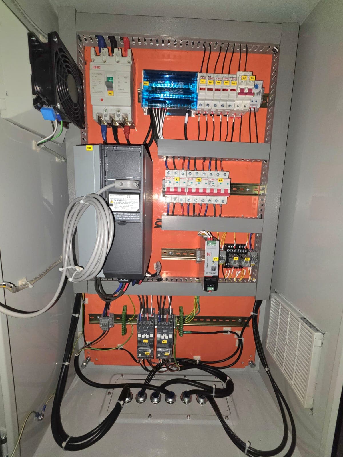 Automatización de Sistema Cascada con Variadores Danfoss